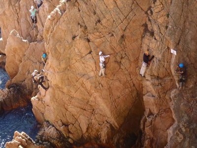 Tm grupo numeroso en la ferrata sobre el mar